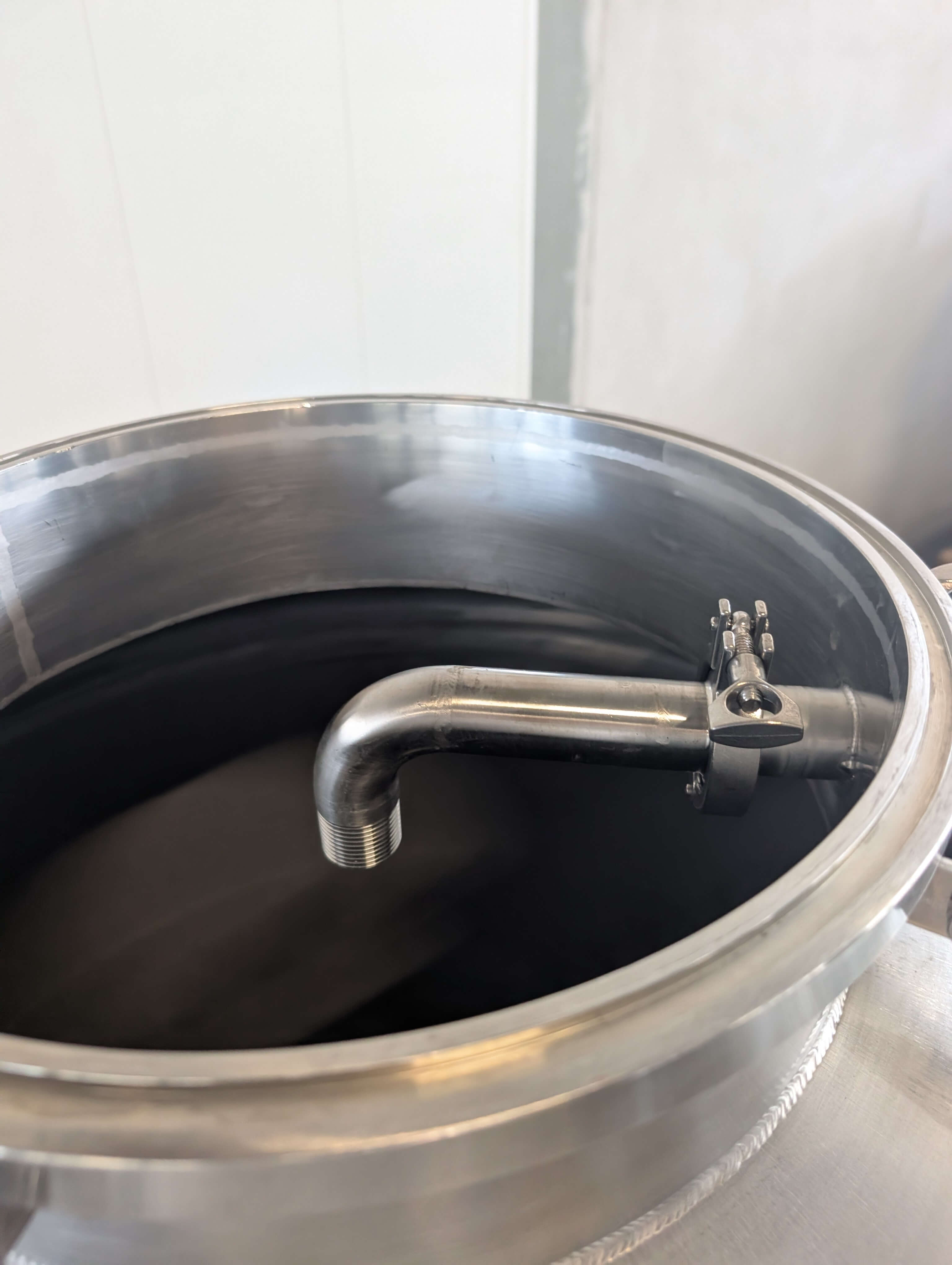 Oberes Manhole mit Edelstahl-Einlass für CIP-Reinigung und Gärspund am 500L ZKT Gärtank.